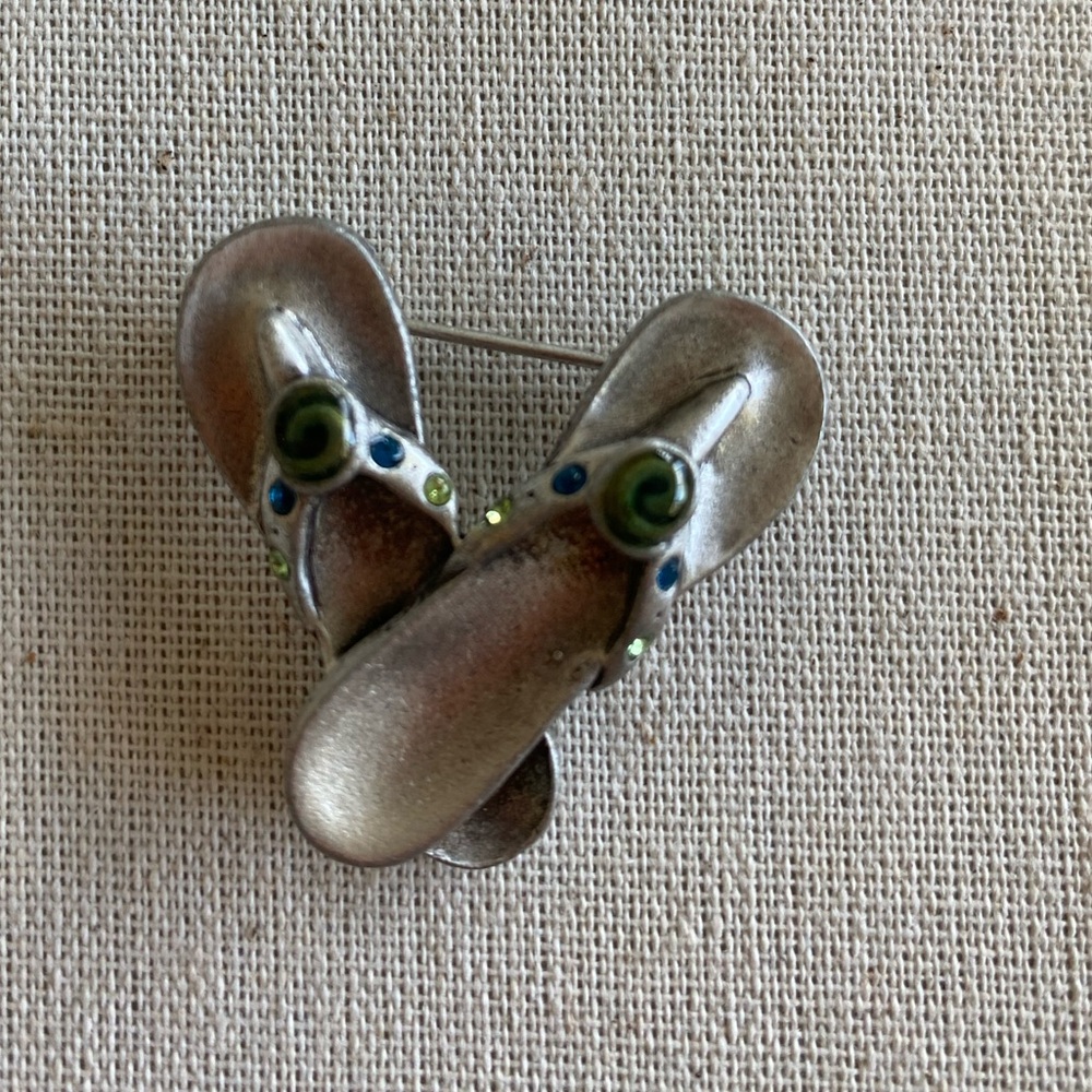 AJMC Silver Tone Flip Flops Brooch Pin